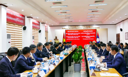 Ông Nguyễn Duy Ngọc, Ủy viên Bộ Chính trị, Bí thư Thành ủy Hà Nội hội đàm với ông Anouphap Tounalom, Bí thư Trung ương Đảng, Bí thư Thành ủy, Chủ tịch Hội đồng nhân dân Thủ đô Vientiane (Lào) vào ngày 2/12 (Ảnh: UBND Thành phố Hà Nội)