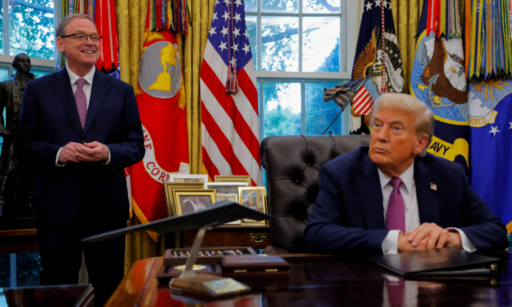 Cố vấn kinh tế Nhà Trắng Kevin Hassett (trái) và Tổng thống Mỹ Donald Trump - Ảnh: Reuters.