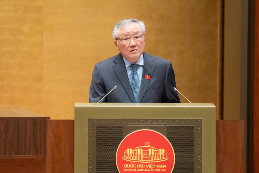 Phó Thủ tướng Thường trực Chính phủ Nguyễn Hoà Bình báo cáo trước Quốc hội. Ảnh: Quốc hội.
