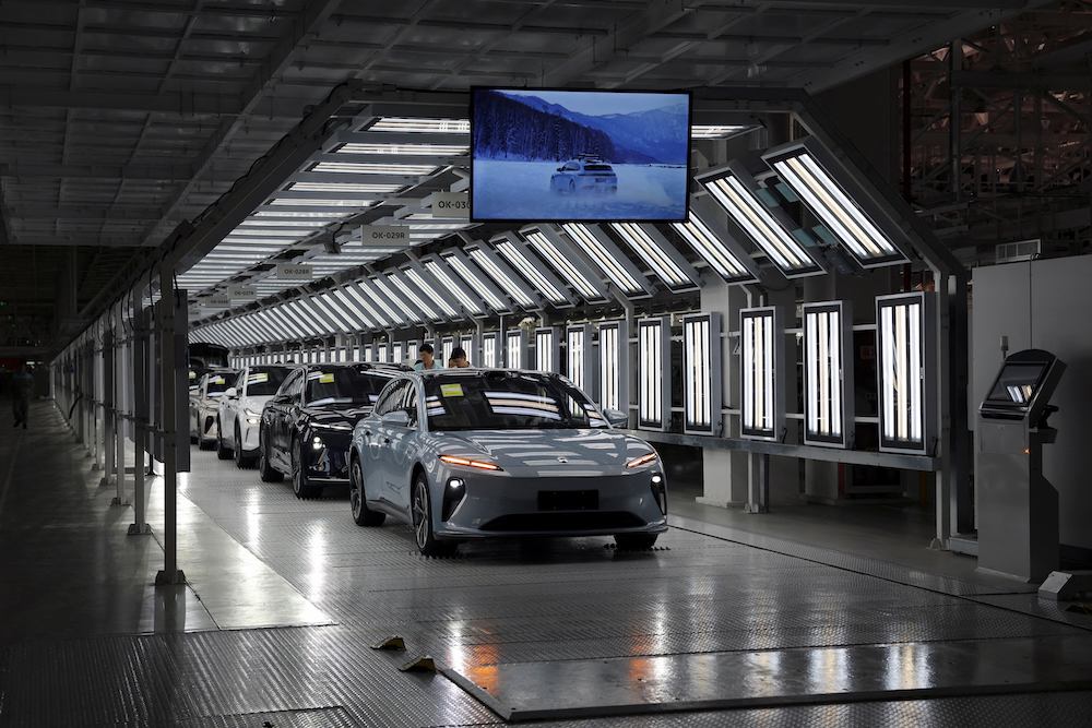 <i>Khi các công ty khởi nghiệp xe điện xây dựng nhà máy trên khắp Trung Quốc, các nhà sản xuất ô tô lâu đời của Trung Quốc đã lùng sục khắp thế giới để tìm kiếm thị trường xe chạy xăng mới để duy trì các nhà máy đang hoạt động chưa hiệu quả.</i>