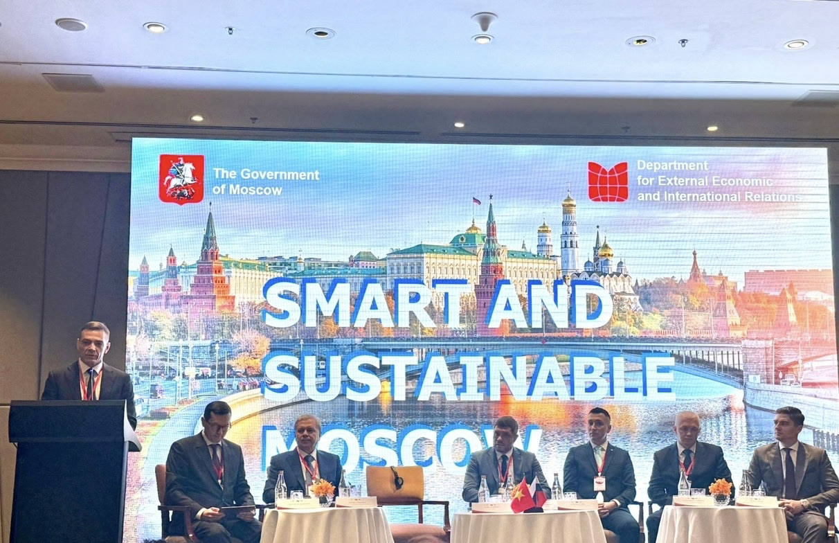 Deputy Consul General Yury Ivanovich Nemtsov shares examples of Moscow’s metro and smart city system.