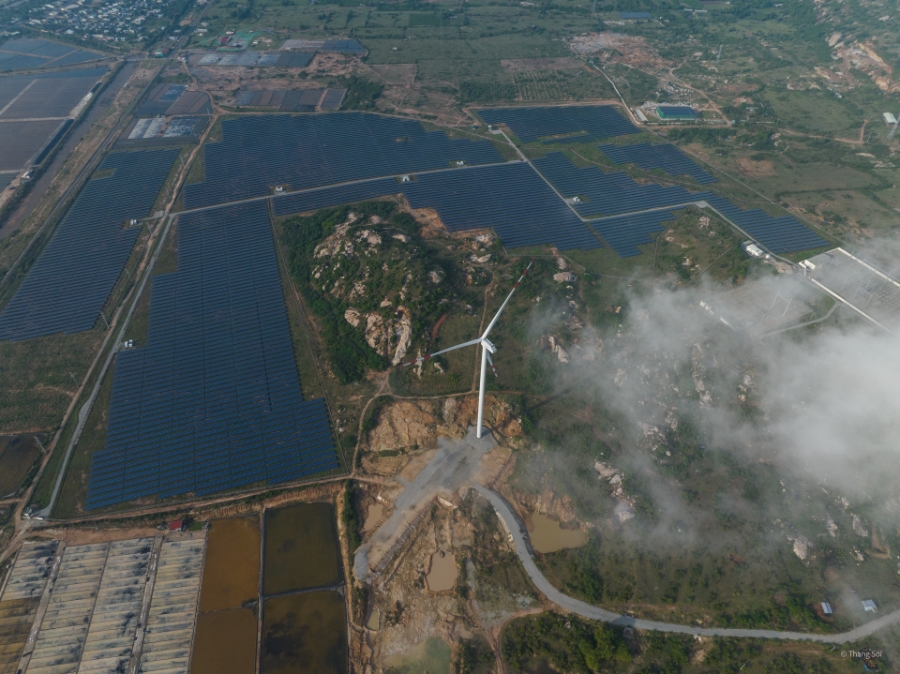 Tổ hợp năng lượng tái tạo điện mặt trời, điện gió - kết hợp sản xuất muối sạch của BIM Group tại Khánh Hòa.