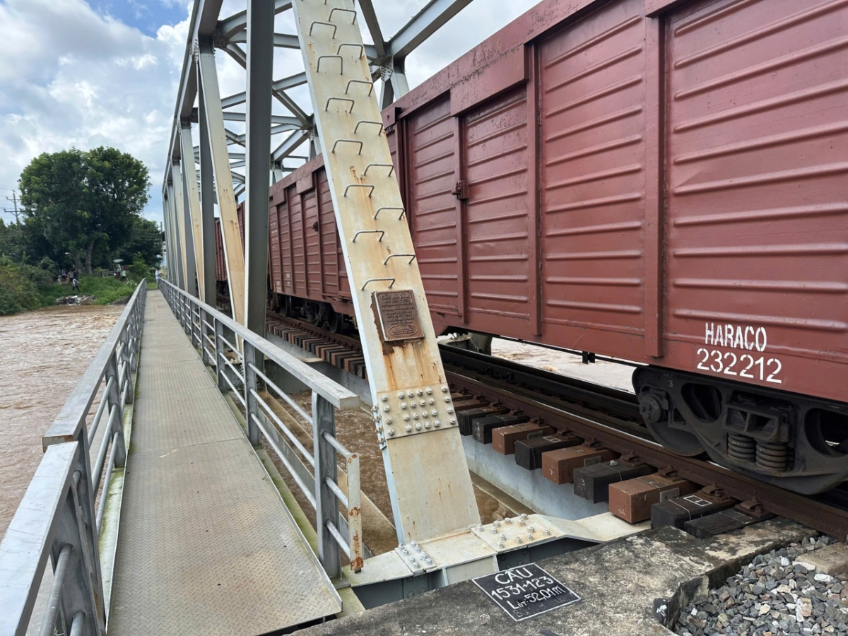 Trưa 4/12, 4 toa tàu hàng tải trọng gần 200 tấn được huy động để giữ cầu và đảm bảo an toàn cho công trình. Ảnh: VNR