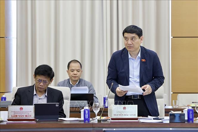 Chủ nhiệm Ủy ban Văn hóa và Xã hội của Quốc hội Nguyễn Đắc Vinh trình bày báo cáo ý kiến đối với nội dung cơ quan trình dự kiến tiếp thu, giải trình và chỉnh lý các dự án luật, nghị quyết trong lĩnh vực giáo dục. Ảnh: TTXVN.