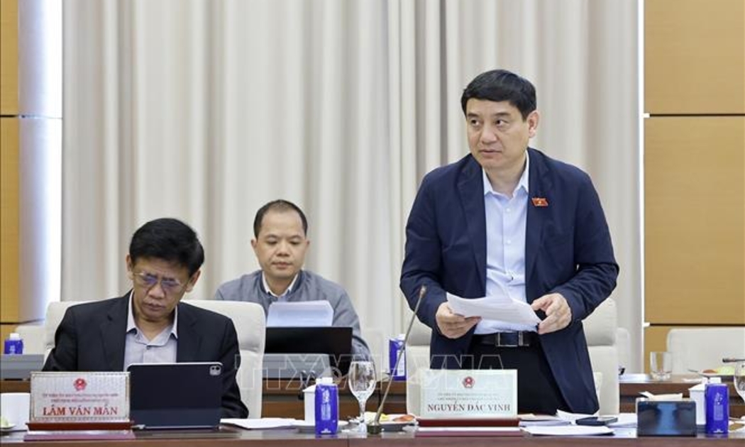 Chủ nhiệm Ủy ban Văn hóa và Xã hội của Quốc hội Nguyễn Đắc Vinh trình bày báo cáo ý kiến đối với nội dung cơ quan trình dự kiến tiếp thu, giải trình và chỉnh lý các dự án luật, nghị quyết trong lĩnh vực giáo dục. Ảnh: TTXVN.