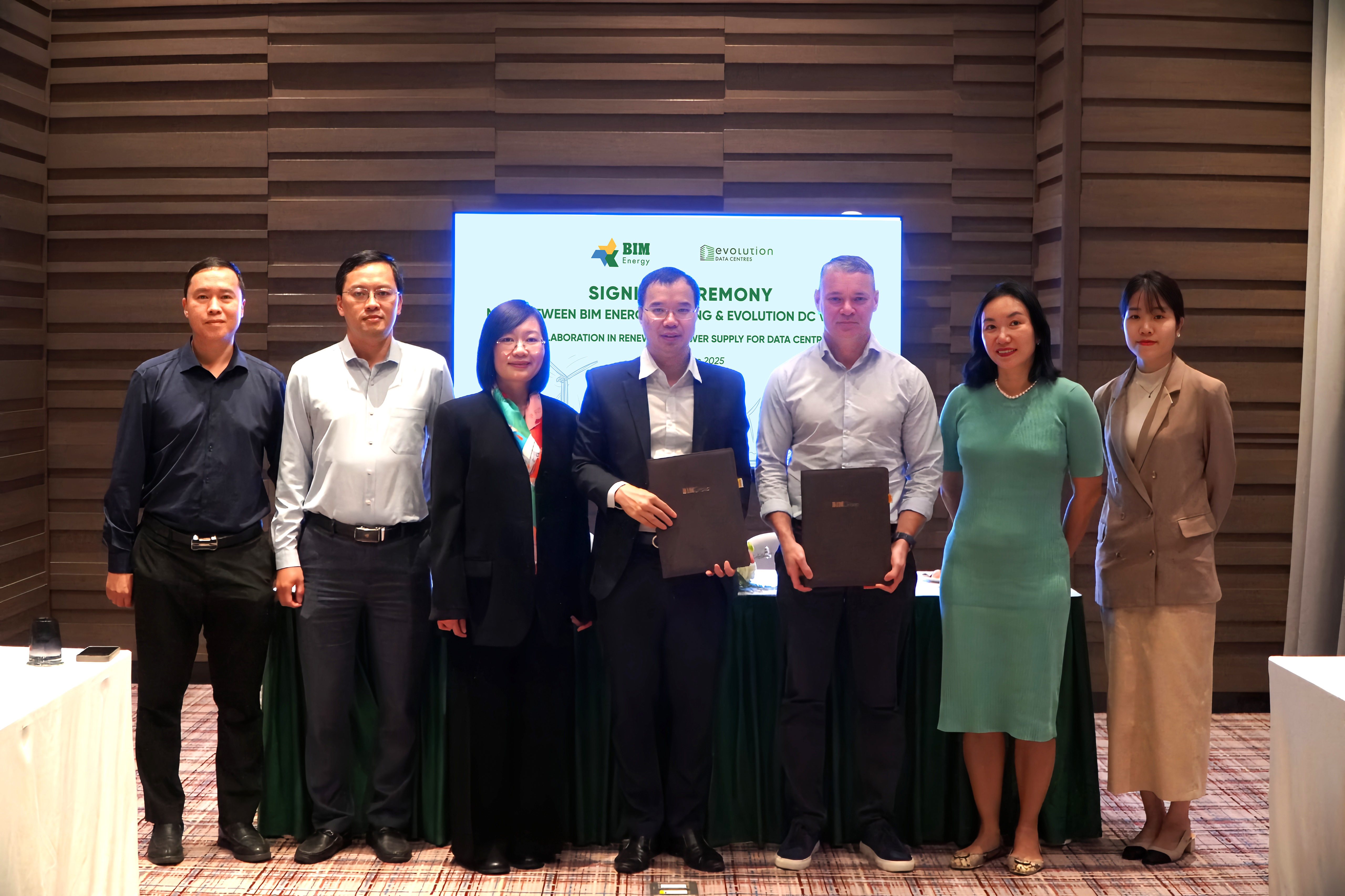 Ông Nguyễn Hải Vinh - Tổng Giám đốc BIM Energy (thứ 4 từ trái sang), và ông Darren Webb, Đồng sáng lập kiêm Tổng Giám đốc Evolution Data Centres tại lễ ký kết Biên bản ghi nhớ.