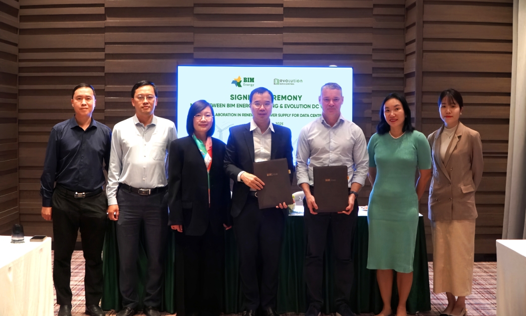 Ông Nguyễn Hải Vinh - Tổng Giám đốc BIM Energy (thứ 4 từ trái sang), và ông Darren Webb, Đồng sáng lập kiêm Tổng Giám đốc Evolution Data Centres tại lễ ký kết Biên bản ghi nhớ.