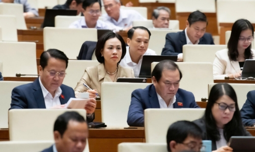 Hoàn thiện thể chế pháp luật, điều hành kinh tế đa mục tiêu, tạo cơ sở phát triển nhanh và bền vững