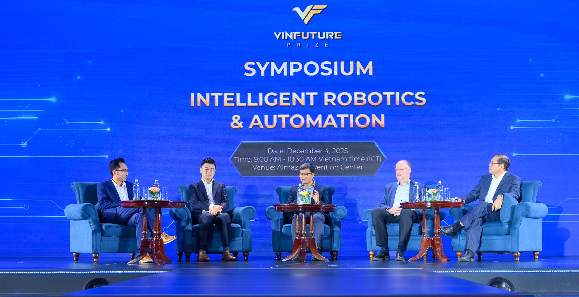 Các nhà khoa học chia sẻ tại tọa đàm “Robot và Tự động hóa Thông minh”