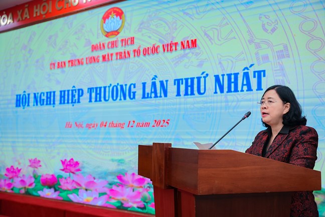 Bà Bùi Thị Minh Hoài, Ủy viên Bộ Chính trị, Bí thư Trung ương Đảng, Chủ tịch Uỷ ban Trung ương Mặt trận Tổ quốc Việt Nam, Phó Chủ tịch Hội đồng bầu cử quốc gia phát biểu tại hội nghị. Ảnh: Mặt trận.