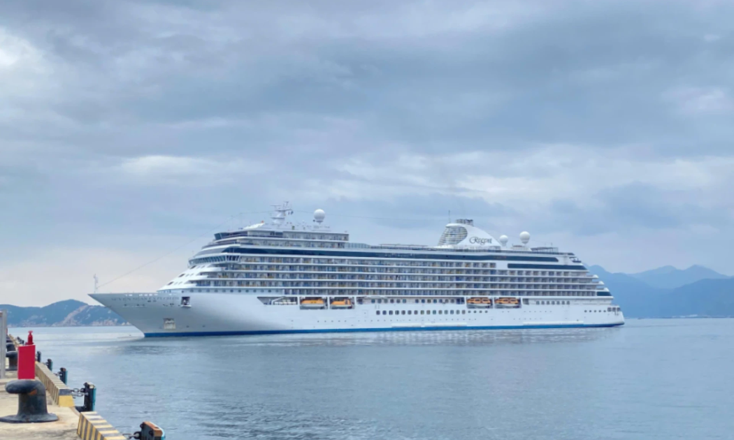 Tàu du lịch Seven Seas Explorer cập Cảng quốc tế Cam Ranh.