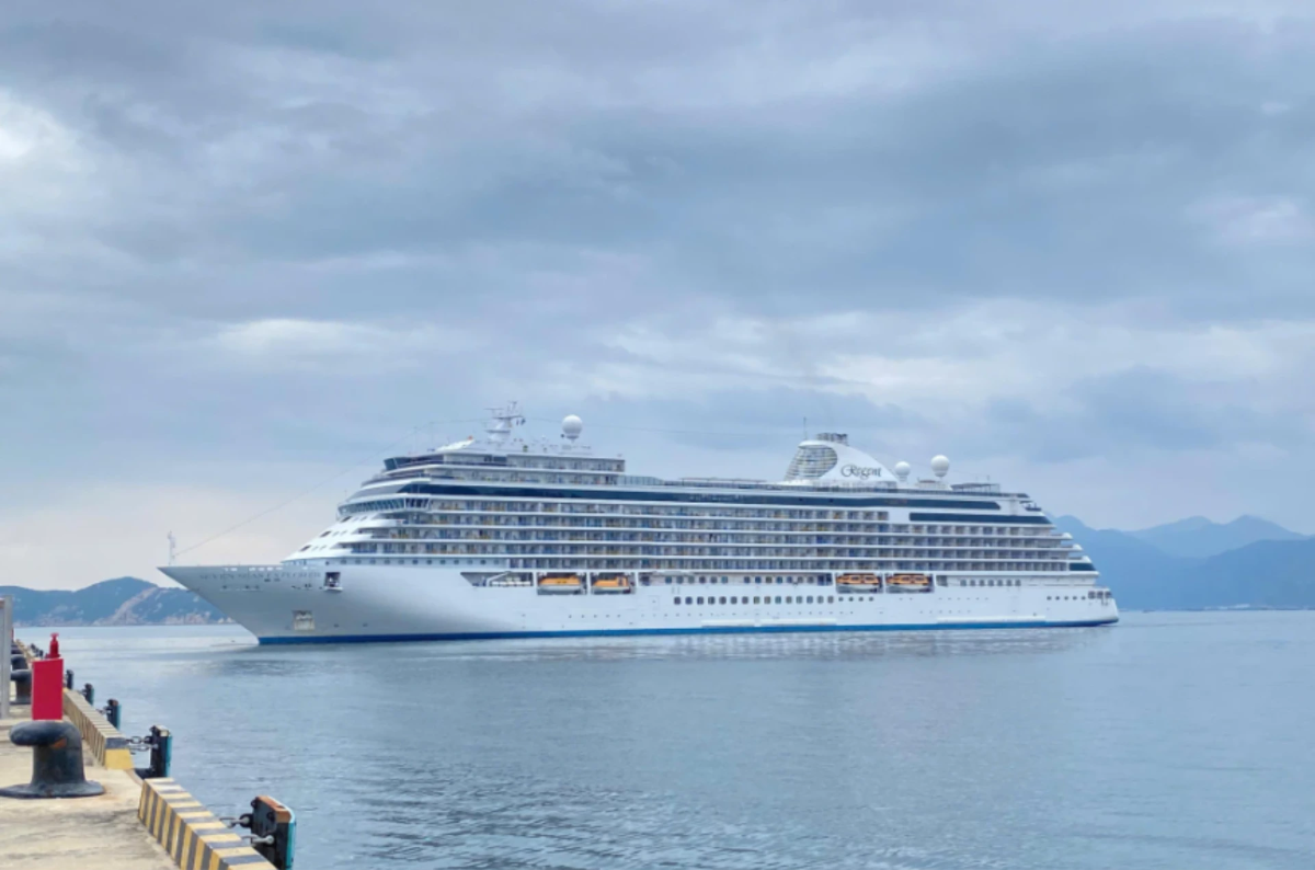 Tàu du lịch Seven Seas Explorer cập Cảng quốc tế Cam Ranh.