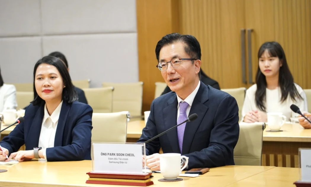 Ông Park Soon Cheol, Phó Tổng Giám đốc phụ trách Tài chính (CFO), Samsung Điện tử phát biểu tại buổi tiếp.