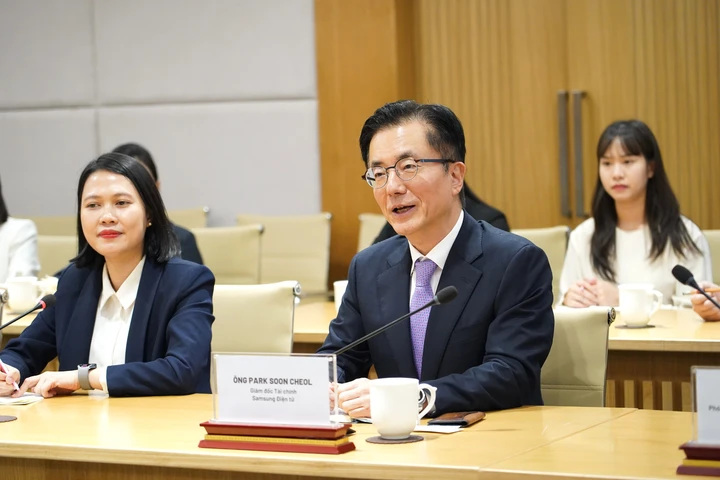 Ông Park Soon Cheol, Phó Tổng Giám đốc phụ trách Tài chính (CFO), Samsung Điện tử phát biểu tại buổi tiếp.