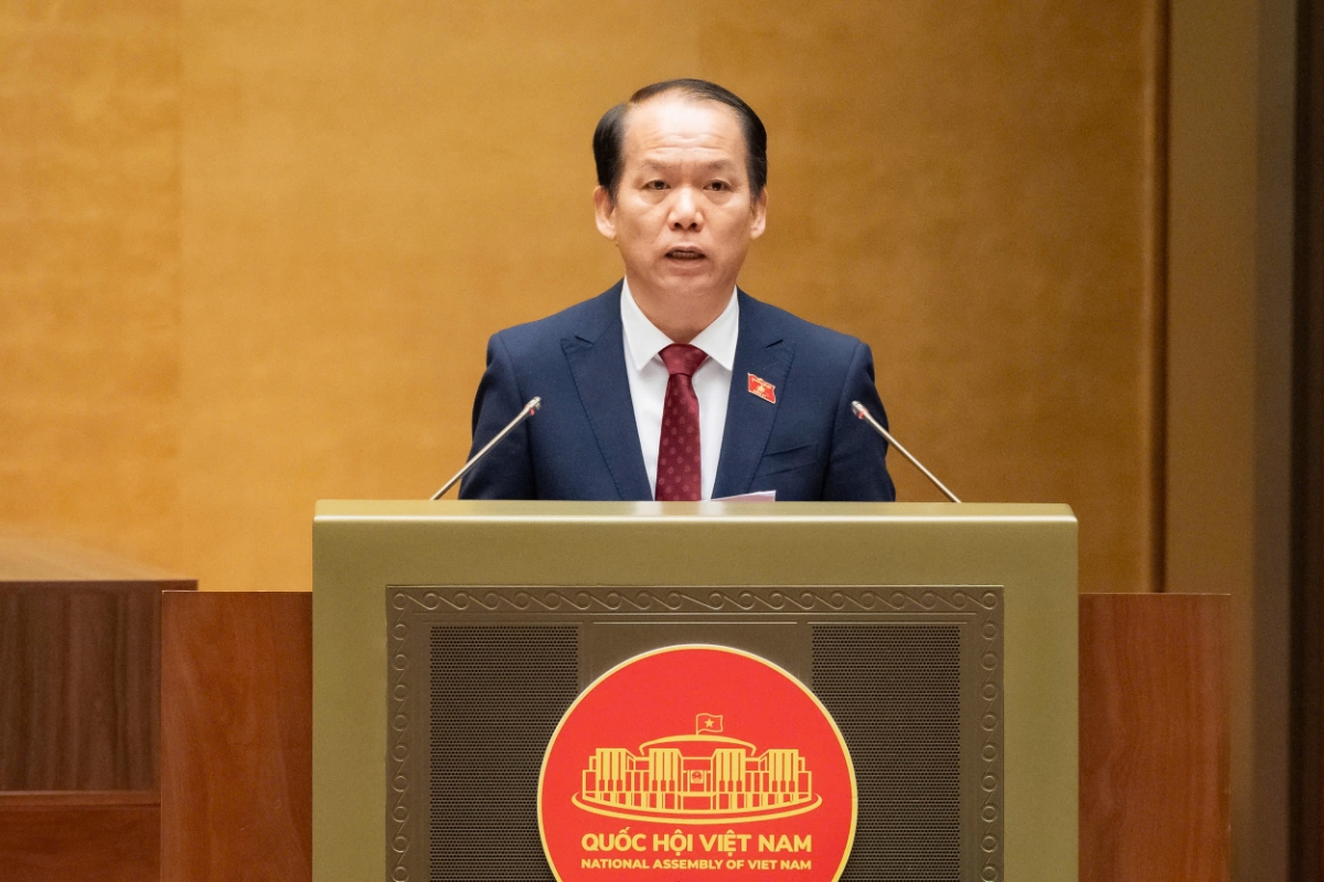 Chủ&nbsp;nhiệm Ủy ban Pháp luật và Tư pháp Hoàng Thanh Tùng trình bày báo cáo thẩm tra dự án Luật Tòa án chuyên biệt tại Trung tâm tài chính quốc tế.&nbsp;Ảnh: Quốc hội.