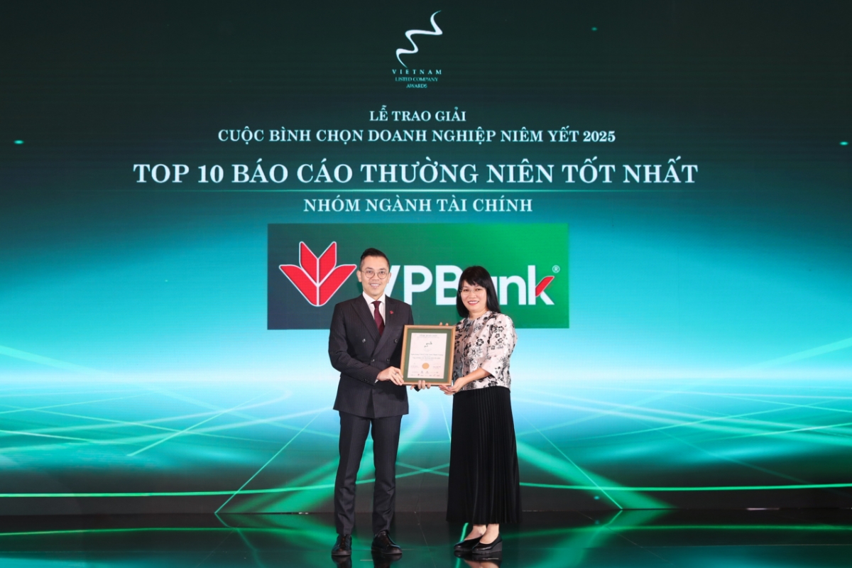 Ông Phùng Duy Khương, Phó Tổng Giám đốc Thường trực Phụ trách phía Nam, Giám đốc Khối Khách hàng Cá nhân kiêm Giám đốc Khối Thu hồi và Xử lý Nợ VPBank nhận giải thưởng “Top 10 Báo cáo Thường niên tốt nhất – Nhóm ngành Tài chính” tại VLCA 2025. (Ảnh: VPBank).