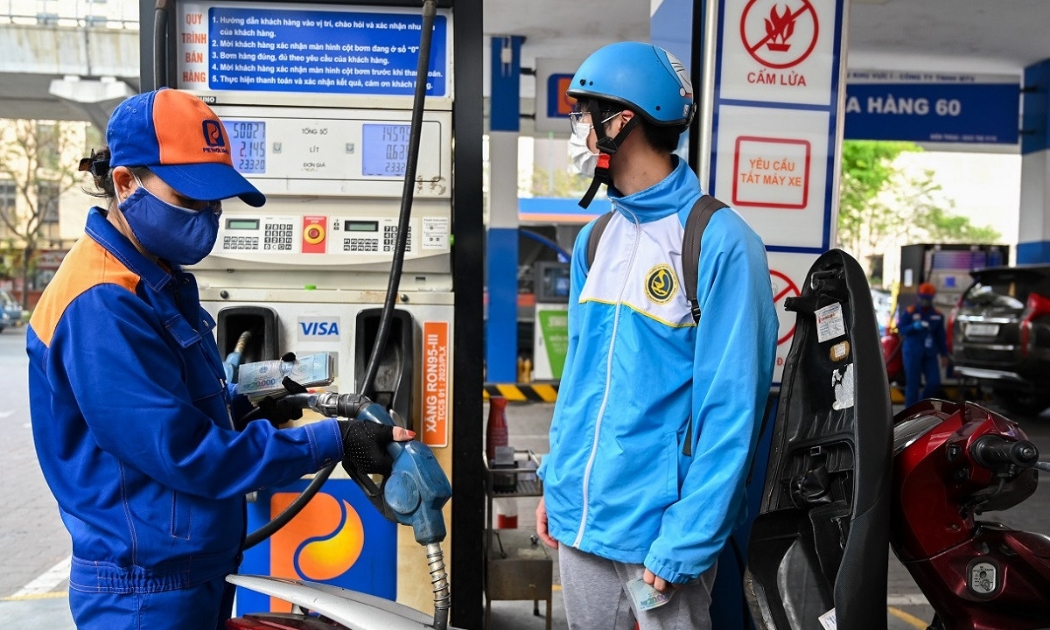 Giá xăng dầu trong nước giảm sâu theo biến động thị trường thế giới