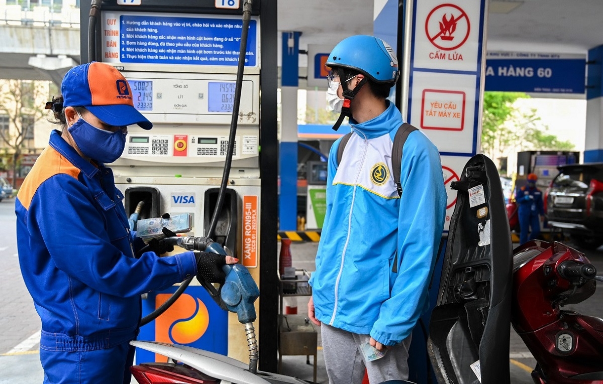 Giá các mặt hàng xăng đồng loạt giảm từ chiều 25/12/2025.