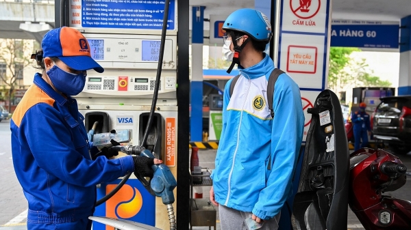 Giá xăng dầu trong nước giảm sâu theo biến động thị trường thế giới