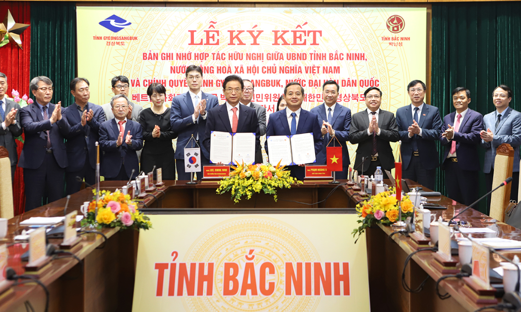 Lễ ký kết Bản ghi nhớ hợp tác hữu nghị giữa tỉnh Bắc Ninh (Việt Nam) và tỉnh Gyeongsangbuk (Hàn Quốc) vào ngày 3/12. (Ảnh: CTT tỉnh Bắc Ninh)