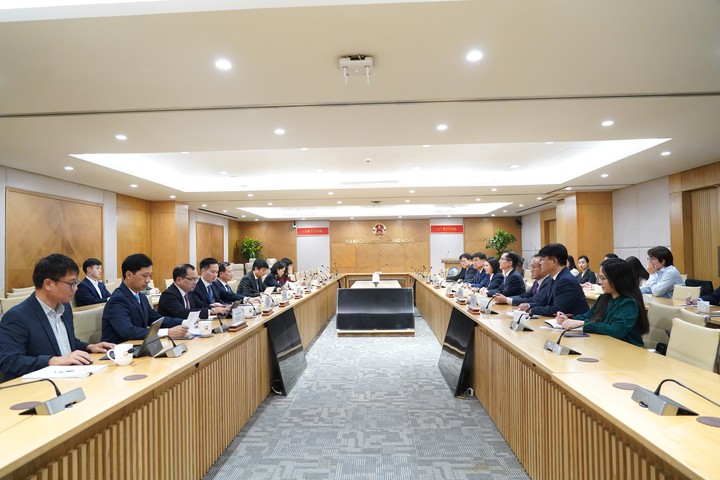 Ông Park Soon Cheol cho biết Việt Nam là thị trường đặc biệt quan trọng trong hơn 100 quốc gia mà Samsung đang đầu tư, với lợi thế về nguồn nhân lực chất lượng và hệ sinh thái sản xuất lớn.<br>