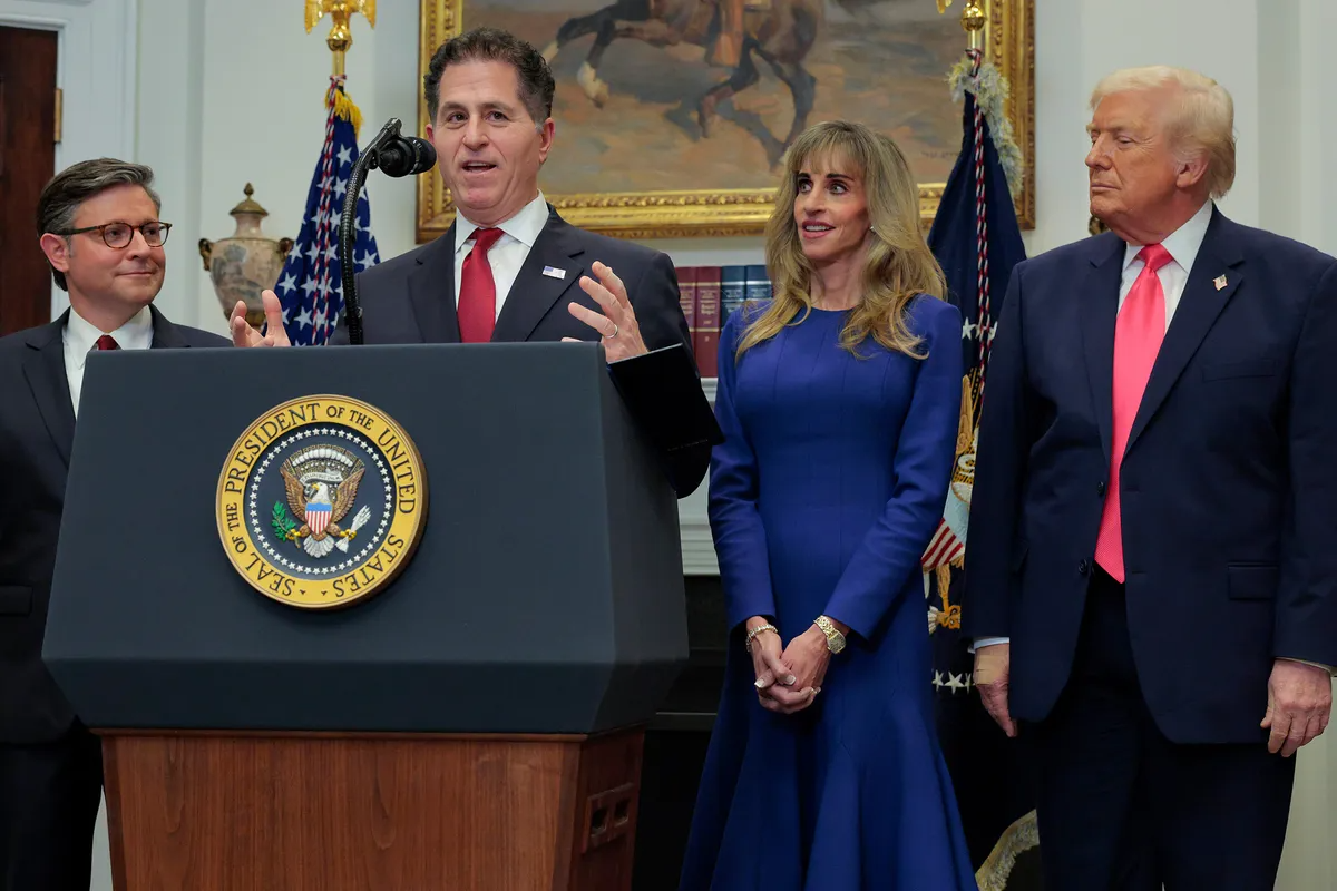 Tỷ phú Michael Dell (thứ hai từ trái sang) cùng vợ Susan  Dell công bố khoản quyên góp tại Nhà Trắng ngày 2/12 với sự chứng kiến của Tổng thống Mỹ Donald Trump và Chủ tịch Hạ viện Mike Johnson - Ảnh: Getty Images