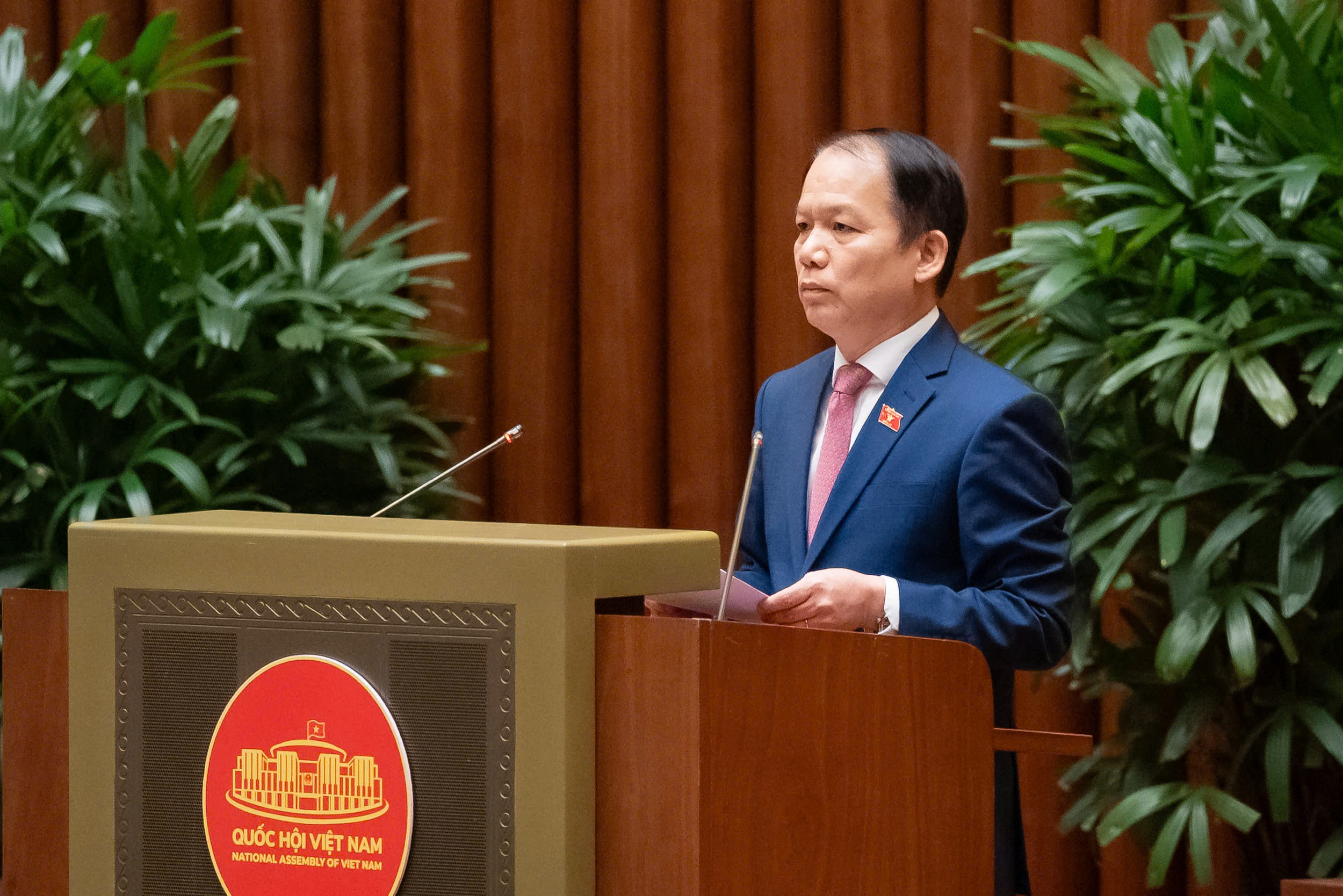 Chủ nhiệm Ủy ban Pháp luật và Tư pháp Hoàng Thanh Tùng trình bày báo cáo giải trình tiếp thu. Ảnh: Quốc hội.