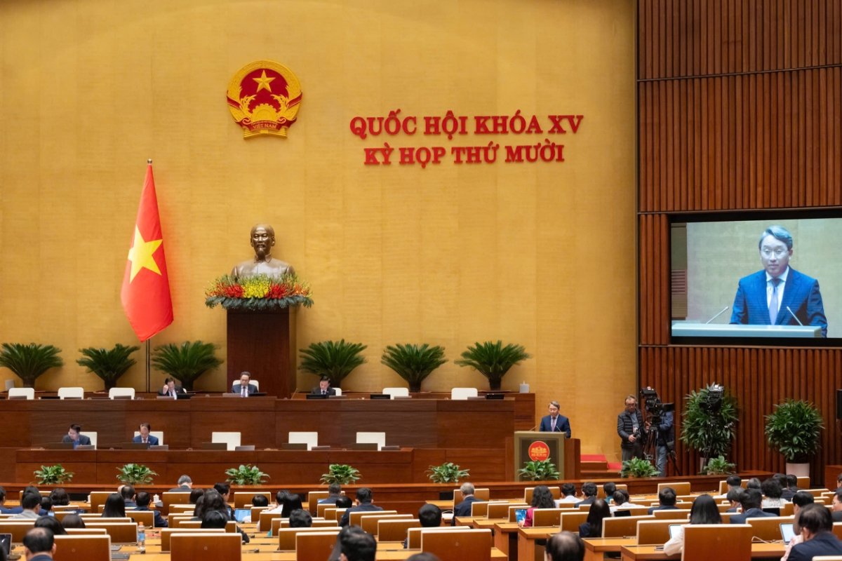 Bộ trưởng Bộ Tư pháp Nguyễn Hải Ninh trình bày Báo cáo một số vấn đề lớn của dự án Luật Giám định tư pháp (sửa đổi). Ảnh: Quốc hội.