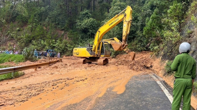 Tám vị trí giao thông còn bị chia cắt do mưa lũ