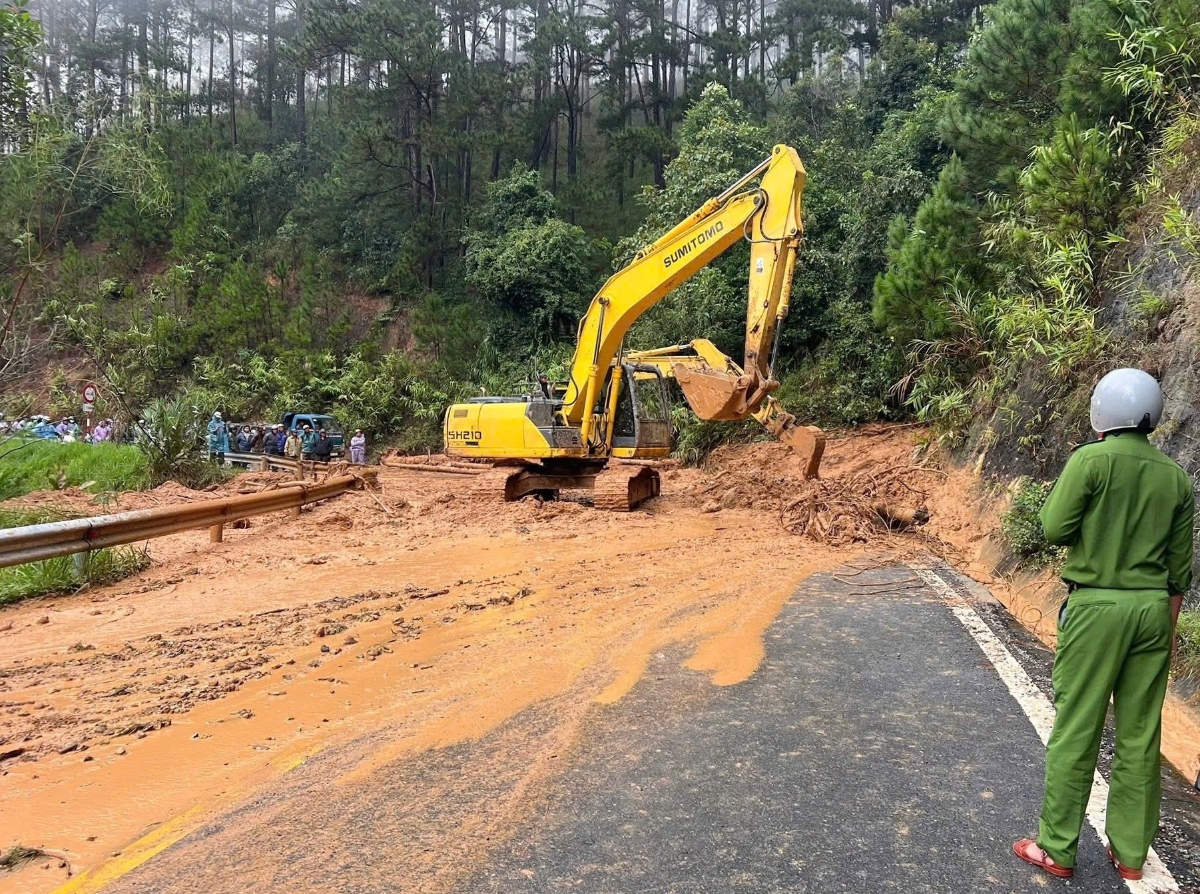 Chính quyền địa phương và các đơn vị thi công xử lý điểm sạt lở khu vực xã D'ran. 
