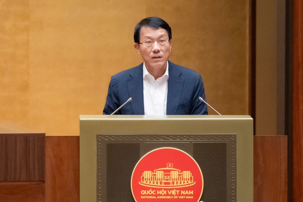 Đại tướng Lương Tam Quang, Bộ trưởng Bộ Công an trình bày Báo cáo tóm tắt tiếp thu, giải trình dự thảo luật.&nbsp;Ảnh: Quốc hội.