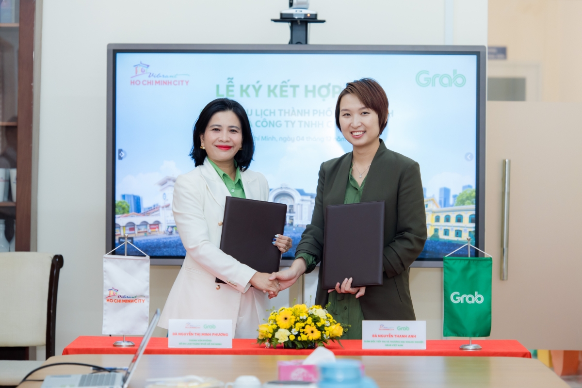 Bà Nguyễn Thị Minh Phương (trái) Chánh văn phòng Sở Du lịch TP.HCM và Bà Nguyễn Thanh Anh, Giám đốc Tiếp thị và Thương mại Doanh nghiệp, Grab Việt Nam tại lễ ký kết.