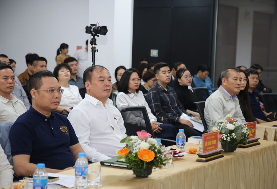 Doanh nghiệp theo dõi các hướng dẫn về ứng dụng AI trong phân tích dữ liệu kinh tế và hoạt động kinh doanh. Ảnh: Nguyễn Hương