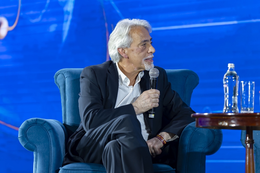 Giáo sư Aldo Steinfeld chia sẻ kết quả nghiên cứu tạo ra nhiên liệu hàng không bền vững (Sustainable Aviation Fuel- SAF) sử dụng công nghệ tiên tiến, trong đó nguồn năng lượng chính là ánh sáng mặt trời và nguyên liệu đầu vào là không khí.