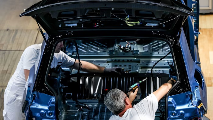 <i>Theo những nguồn tin thân cận với các cuộc đàm phán, lệnh cấm động cơ đốt trong nói riêng đã trở thành một vấn đề chính trị nóng hổi và việc xem xét lại có thể sẽ bị trì hoãn do những chia rẽ sâu sắc giữa các quốc gia thành viên và trong nội bộ Ủy ban.</i>