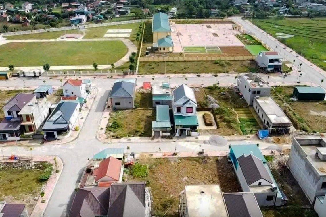 Khu tái định cư dự án đường bộ cao tốc tại phường Hoàng Mai (Nghệ An) sẽ được mở rộng để tái định cư cho hàng chục hộ dân trên địa bàn bị ảnh hưởng bởi dự án đường sắt cao tốc Bắc - Nam. Ảnh: Điền Bắc