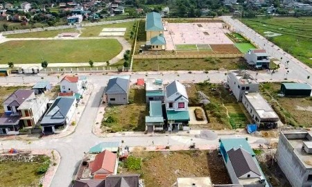 Khu tái định cư dự án đường bộ cao tốc tại phường Hoàng Mai (Nghệ An) sẽ được mở rộng để tái định cư cho hàng chục hộ dân trên địa bàn bị ảnh hưởng bởi dự án đường sắt cao tốc Bắc - Nam. Ảnh: Điền Bắc