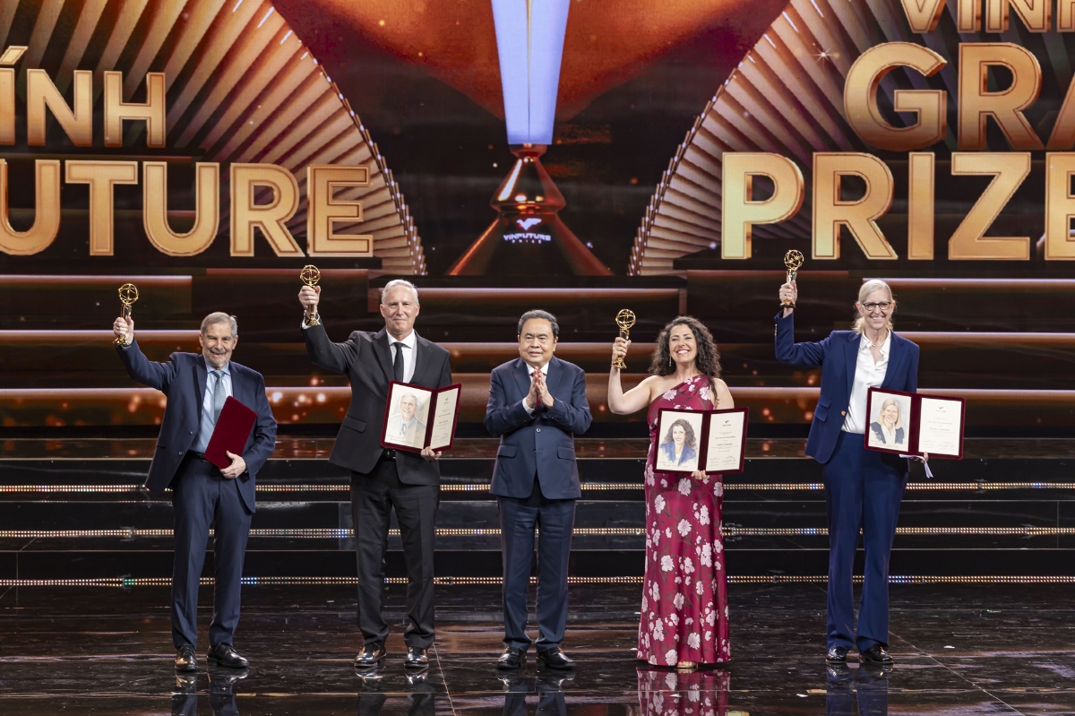 Chủ tịch Quốc hội Trần Thanh Mẫn đã trao giải thưởng Chính VinFuture 2025 cho các nhà khoa học