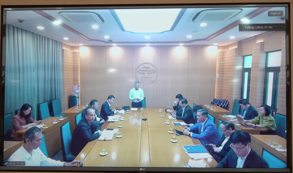 Đại diện Thành phố Hà Nội góp ý kiến tại điểm cầu trực tuyến. Ảnh: BTC