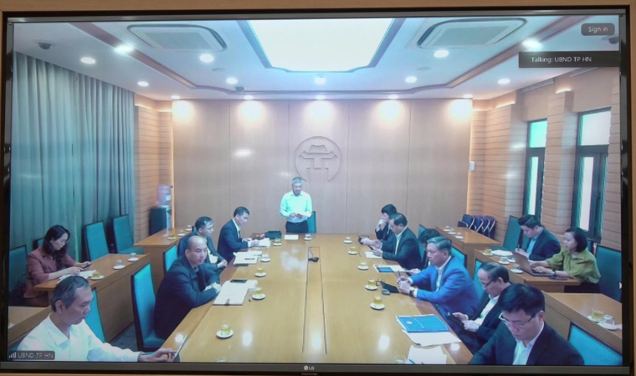 Đại diện Thành phố Hà Nội góp ý kiến tại điểm cầu trực tuyến. Ảnh: BTC