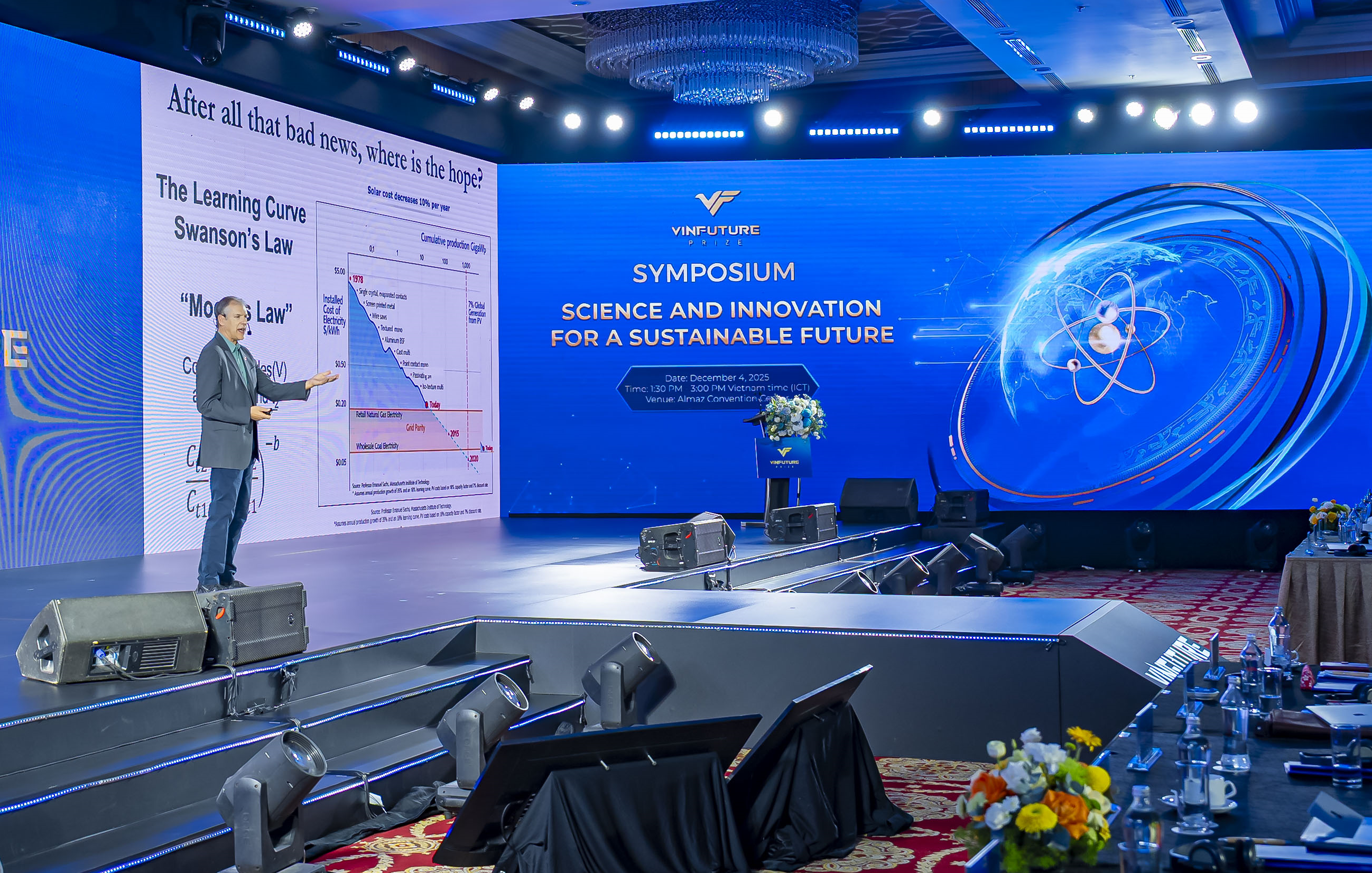 GS. Daniel Kammen: Một xu hướng rõ ràng là năng lượng tái tạo đang nhanh chóng trở nên cạnh tranh hơn về mặt kinh tế so với các nguồn năng lượng truyền thống, ngay cả khi không có trợ cấp