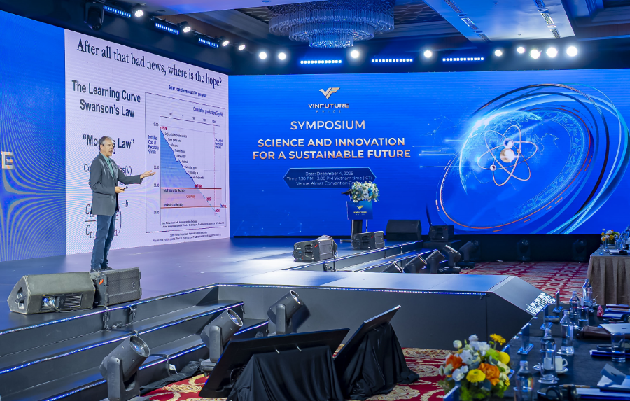 GS. Daniel Kammen: Một xu hướng rõ ràng là năng lượng tái tạo đang nhanh chóng trở nên cạnh tranh hơn về mặt kinh tế so với các nguồn năng lượng truyền thống, ngay cả khi không có trợ cấp