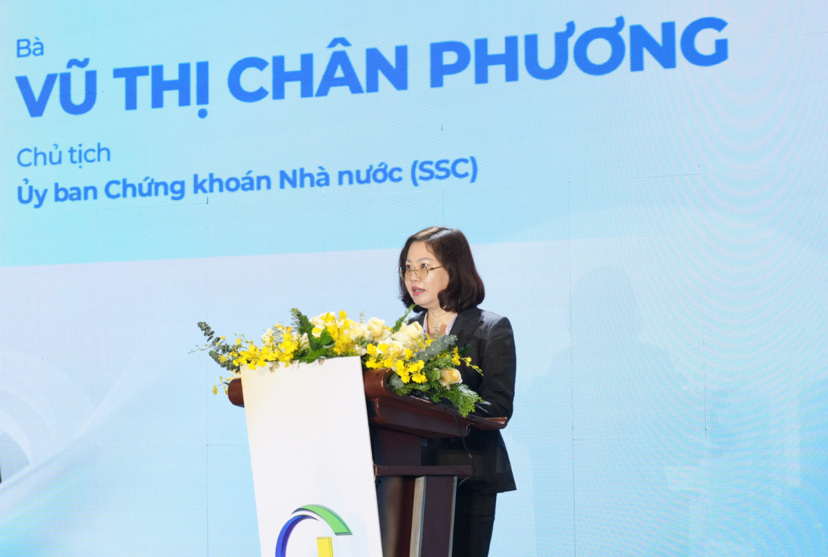 Chủ tịch Ủy ban Chứng khoán Nhà nước Vũ Thị Chân Phương phát biểu tại diễn đàn.