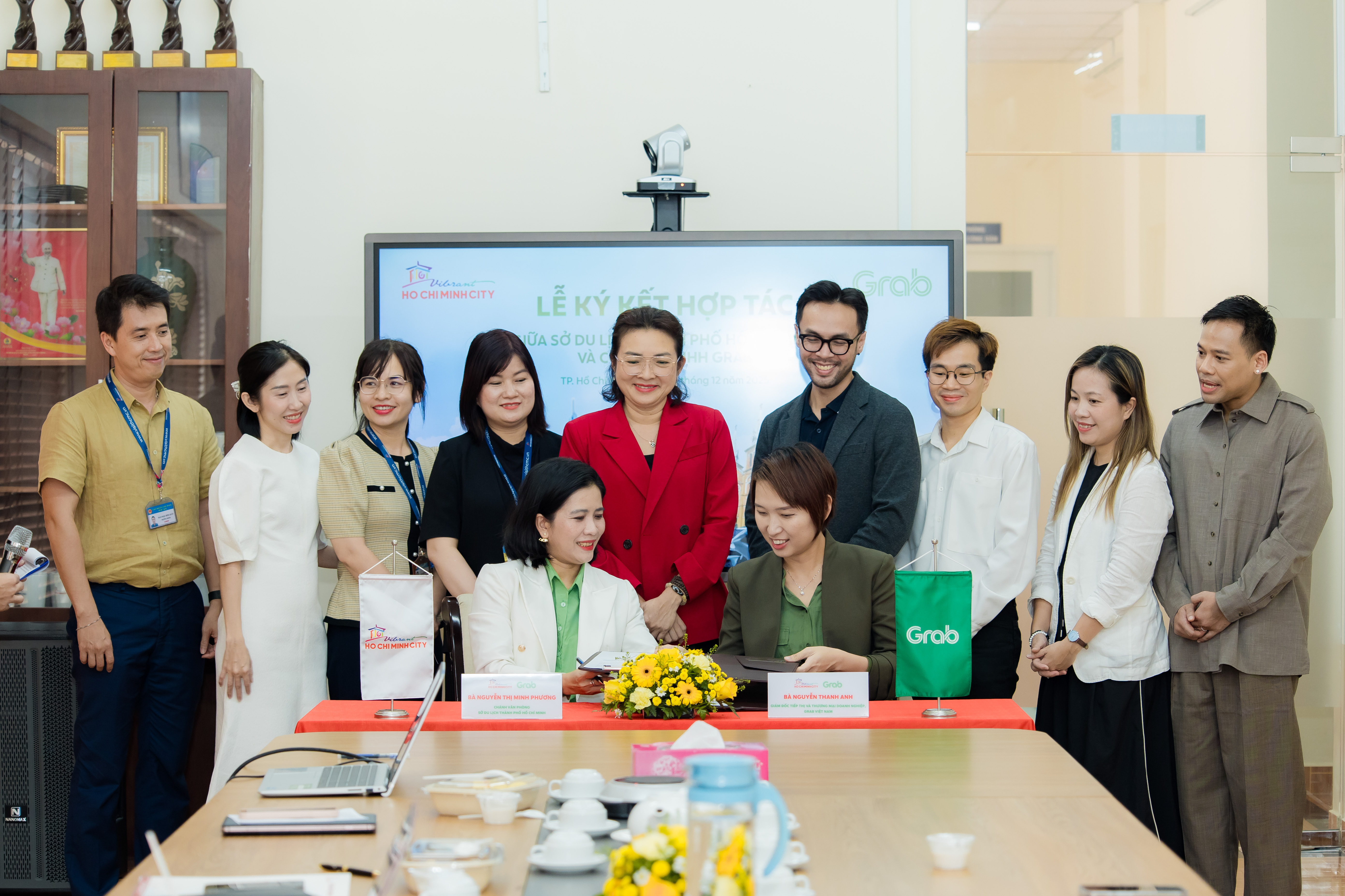 Lễ ký kết diễn ra với sự chứng kiến của Bà Bùi Thị Ngọc Hiếu (giữa), Phó Giám đốc Sở Du lịch TP.HCM.