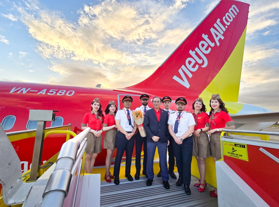 Phó Tổng giám đốc Thường trực Vietjet Tô Việt Thắng (áo vest xanh tím than) cùng phi hành đoàn Vietjet chào đón tàu bay mới.