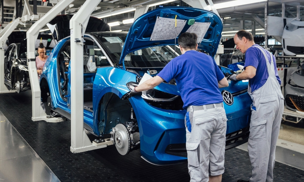 “Cái nôi của ngành ô tô” thế giới đối mặt với cuộc khủng hoảng xe điện