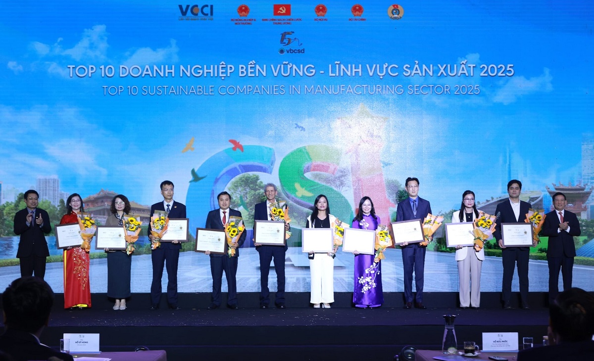 Phó Thủ tướng Hồ Đức Phớc và Chủ tịch VCCI Hồ Sỹ Hùng trao chứng nhận cho top 10 doanh nghiệp bền vững - lĩnh vực sản xuất.