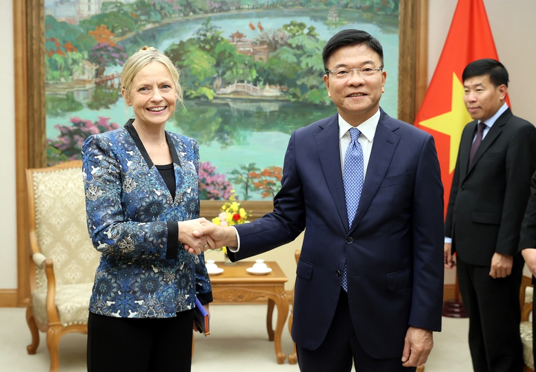 Phó Thủ tướng Lê Thành Long tiếp bà Susan Pointer, Phó Chủ tịch phụ trách chính sách công toàn cầu của Tập đoàn Amazon - Ảnh: VGP. 