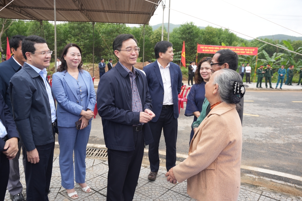 Bí thư Thành ủy Huế Nguyễn Đình Trung thăm hỏi, chúc mừng bà con được xây nhà mới trong đợt này