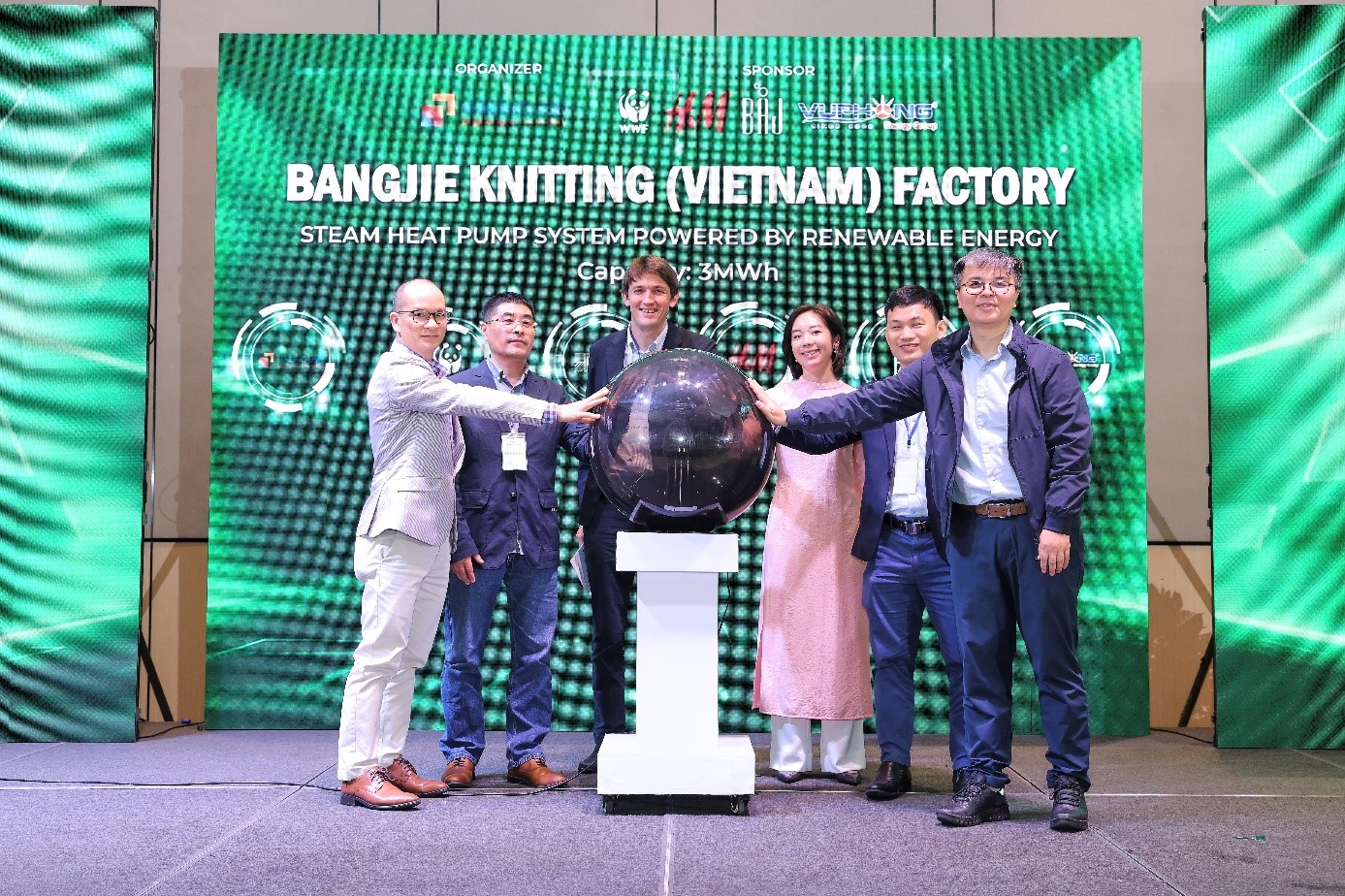 Lễ ra mắt dự án hệ thống bơm nhiệt bằng năng lượng tái tạo - Nhà máy Dệt
kim Bangjie Việt Nam.